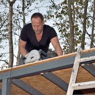 Bygga Vedförråd: Skivorna sågas exakt på plats med en cirkelsåg eller sänksåg Bygga Vedförråd